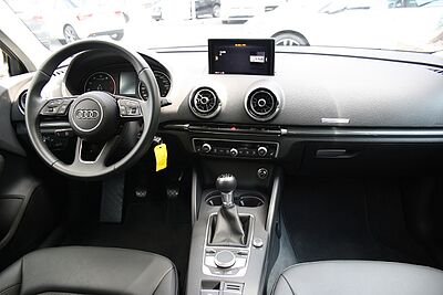 Audi A3 Sportback 1.5 TSI Design Navi, Xenon, AHK